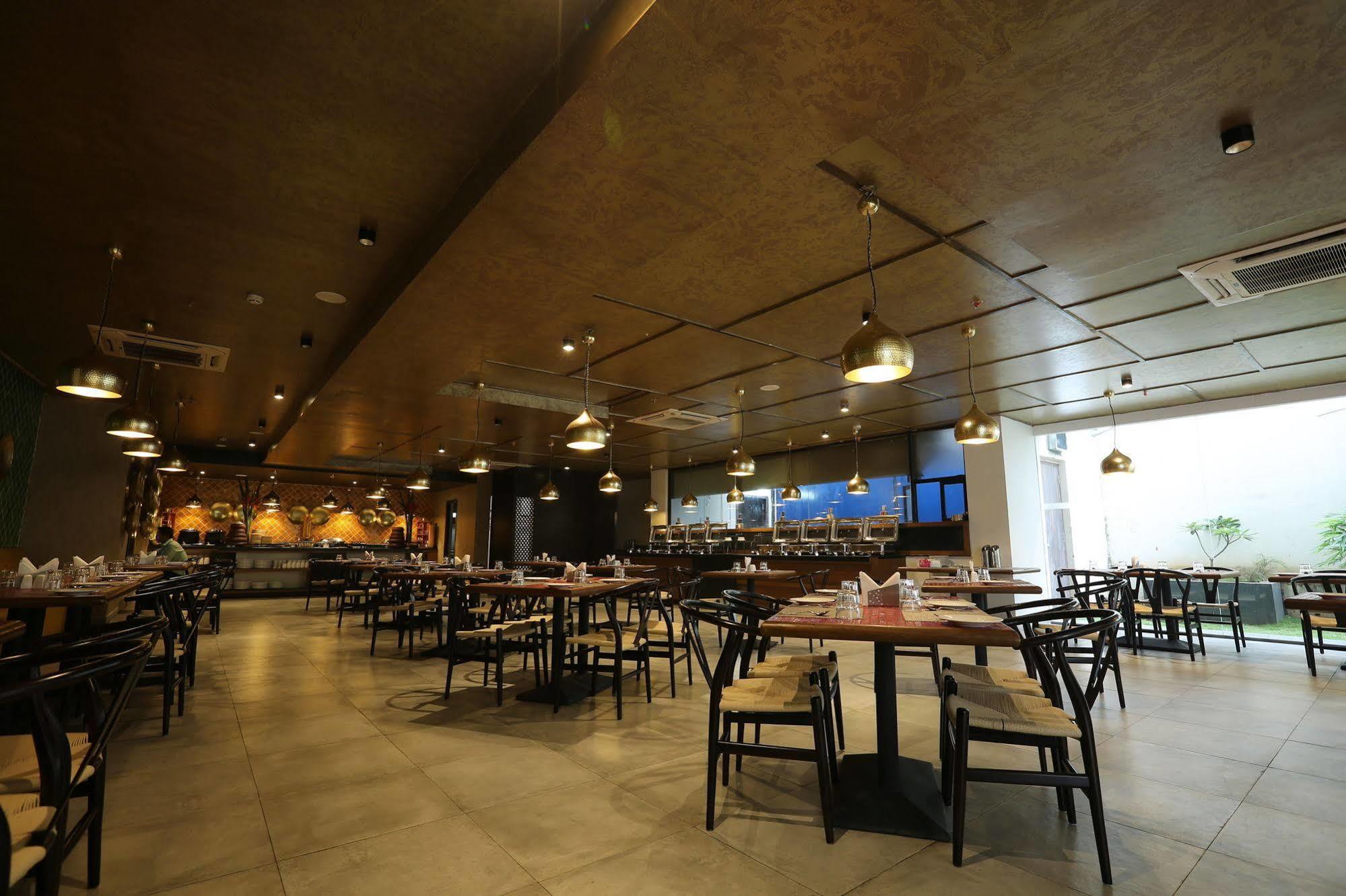 Hotel Deccan Serai, Hitec City, Haidarábád Kültér fotó