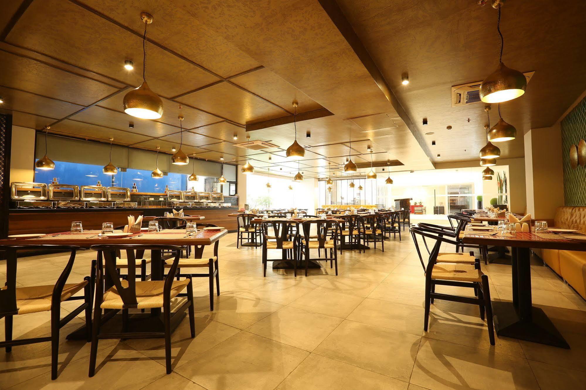 Hotel Deccan Serai, Hitec City, Haidarábád Kültér fotó