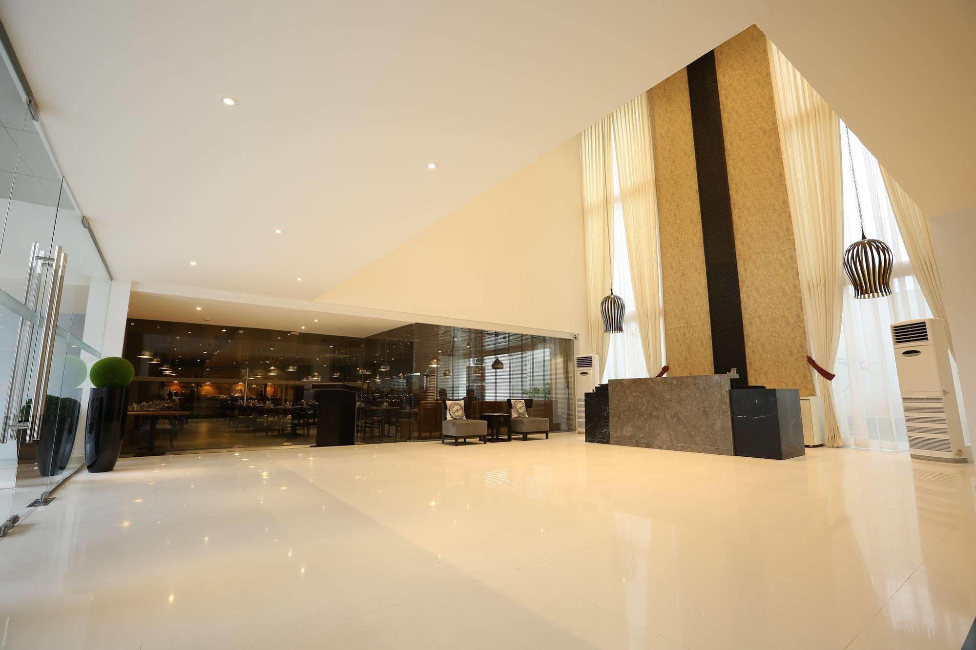 Hotel Deccan Serai, Hitec City, Haidarábád Kültér fotó
